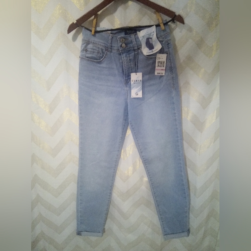 Curve Appeal Cropped Stretch Jeans in Fiji